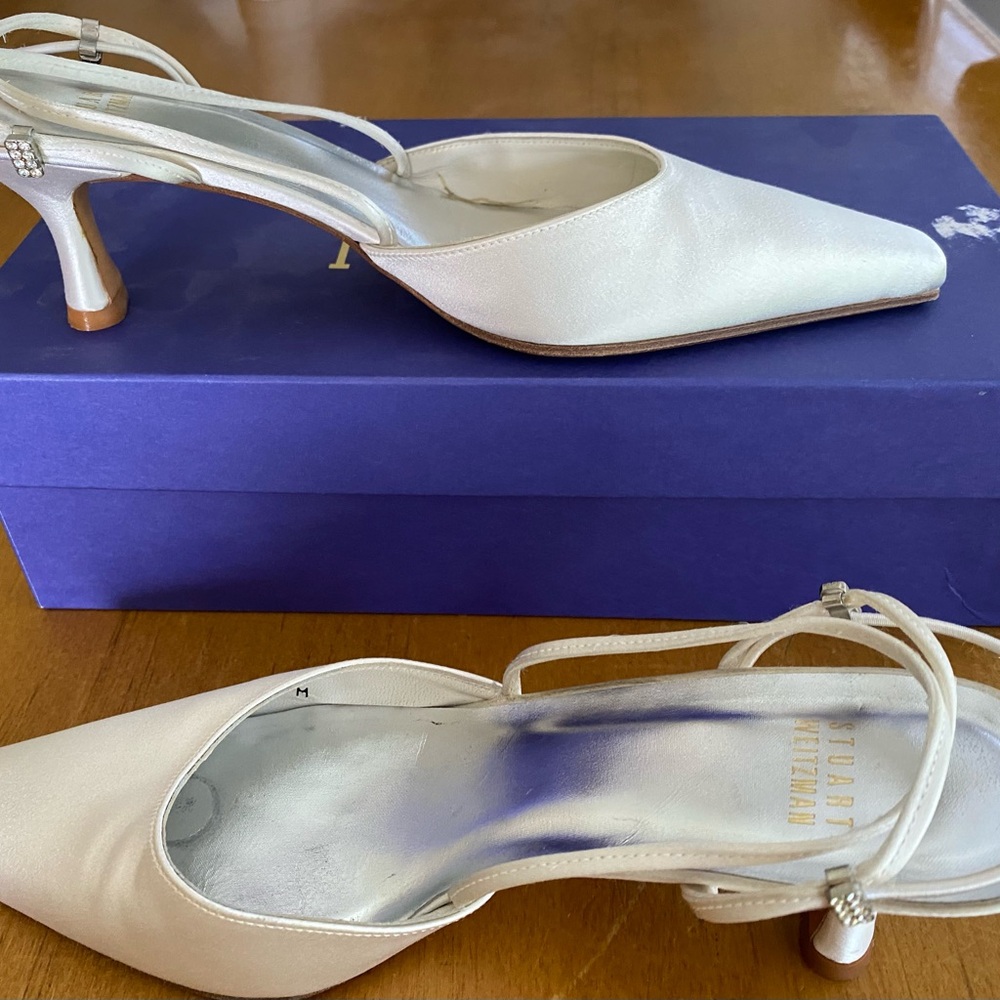 Vintage Stuart Weitzman Gloambiance white satin wedding shoes 2” heal, size 6.5